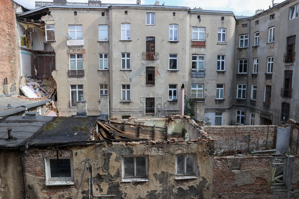 Skuteczna interwencja dziennikarzy RMF FM. Po tym, jak nagłośniliśmy dramat mieszkańców uszkodzonej kamienicy w Łodzi, ich losem wreszcie zajął się rząd. Minister infrastruktury Dariusz Klimaczak przyjechał dziś do Łodzi i zapowiedział m.in. że jutro poszkodowani będą mogli dostać konkretne informacje o pomocy, którą mają otrzymać.