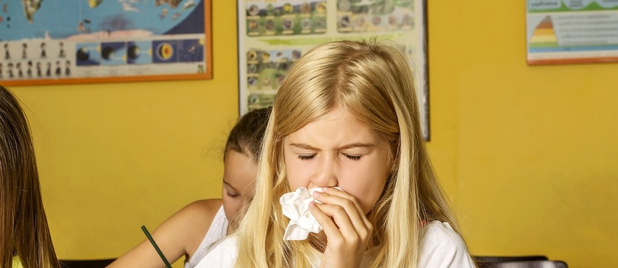 Wiele przychodni i oddziałów pediatrycznych jest przepełnionych. Wraz z wrześniowym powrotem dzieci do szkół i przedszkoli, lekarze obserwują wzrost zakażeń wirusowych. „Jest dużo infekcji dróg oddechowych (…) wcześniej taki wzrost zachorowań obserwowaliśmy zwykle dopiero na przełomie października i listopada” – zauważa dr Katarzyna Przybyszewska z Wojewódzkiego Specjalistycznego Szpitala Dziecięcego im. św. Ludwika w Krakowie. 