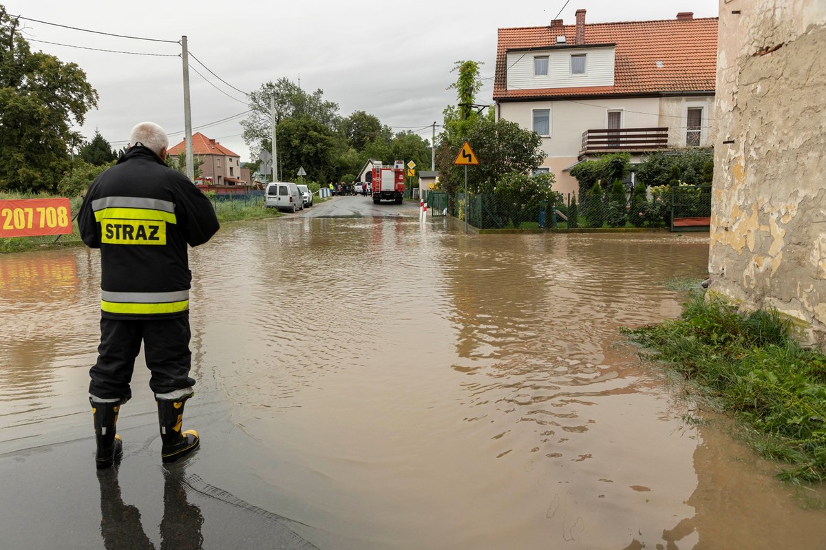 "Kluczem do przetrwania jest niewpadanie w panikę. Jeżeli służby nakażą ewakuację, nie stawiajmy sprzeciwu" - mówił w internetowym Radiu RMF24 Piotr Błaszczyk, rzecznik Rządowego Centrum Bezpieczeństwa. Warto mieć przygotowany plecak ewakuacyjny i przed opuszczeniem domu odciąć prąd i gaz. W mniejszych miejscowościach sygnał do ewakuacji mogą dać kościelne dzwony.