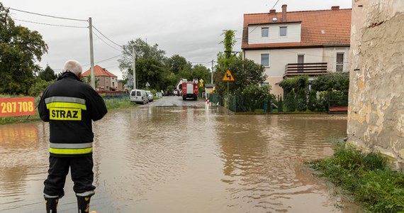 "Kluczem do przetrwania jest niewpadanie w panikę. Jeżeli służby nakażą ewakuację, nie stawiajmy sprzeciwu" - mówił w internetowym Radiu RMF24 Piotr Błaszczyk, rzecznik Rządowego Centrum Bezpieczeństwa. Warto mieć przygotowany plecak ewakuacyjny i przed opuszczeniem domu odciąć prąd i gaz. W mniejszych miejscowościach sygnał do ewakuacji mogą dać kościelne dzwony.