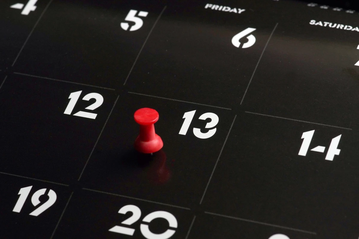 Mało kto zdaje sobie sprawę z tego, jak istotne dla wielu ludzi są przesądy związane z pechowymi liczbami i datami. Wynikające z nich obawy wpłynęły m.in. na hotelarstwo i lotnictwo, doczekały się też mocno wyszukanych nazw. Obawa przed piątkiem przypadającym trzynastego dnia miesiąca to paraskewidekatriafobia, strach przed samą trzynastką to triskaidekafobia.