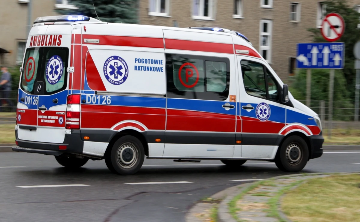 W piątek o poranku w jednym z mieszkań przy ulicy Próżnej w Warszawie doszło do makabrycznych wydarzeń. Dwie osoby z ranami kłutymi w ciężkim stanie trafiły do szpitala. Na wszystko patrzyło pięcioro dzieci.