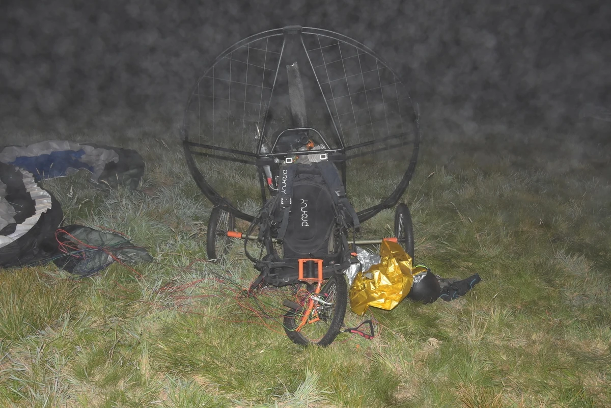 39-latek, który paralotnią próbował wylądować na łące w gminie Łuków na Lubelszczyźnie, uderzył w ziemię. Mężczyzna śmigłowcem LPR został przetransportowany do szpitala. Na szczęście urazy, jakich doznał nie zagrażają jego życiu.