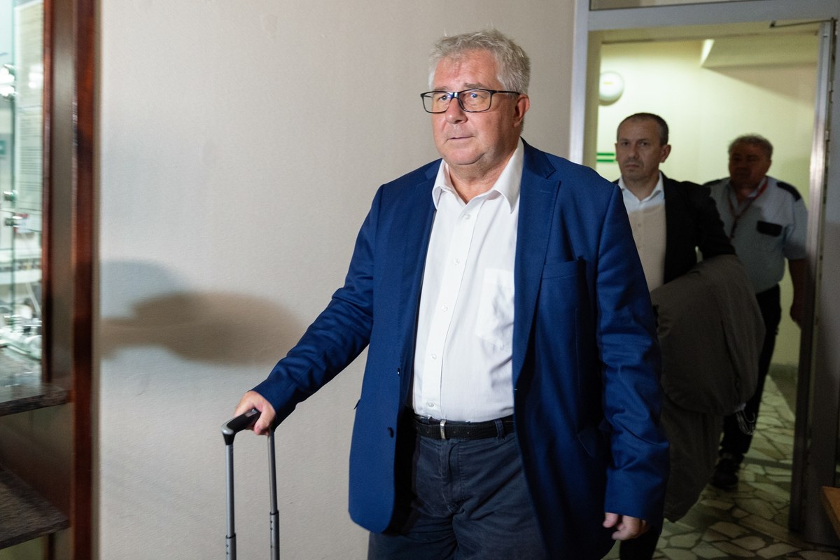 "Nie mam żalu do funkcjonariuszy CBA. Oni wykonywali jedynie polecenie politycznej prokuratury" - mówi w rozmowie z dziennikarzem RMF FM Krzysztofem Zasadą Ryszard Czarnecki. Były europoseł PiS został zatrzymany przedwczoraj na warszawskim lotnisku. Usłyszał korupcyjne zarzuty w śledztwie dotyczącym prywatnej uczelni Collegium Humanum.