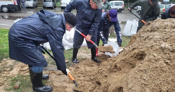 W Wielkopolsce strażacy interweniowali do tej pory kilkadziesiąt razy. Najpoważniejsza sytuacja jest w gminie Odolanów, gdzie rzeka Barycz przekroczyła stan alarmowy. Strażacy wzmacniają tam wały przeciwpowodziowe i wydają mieszkańcom worki z piaskiem.