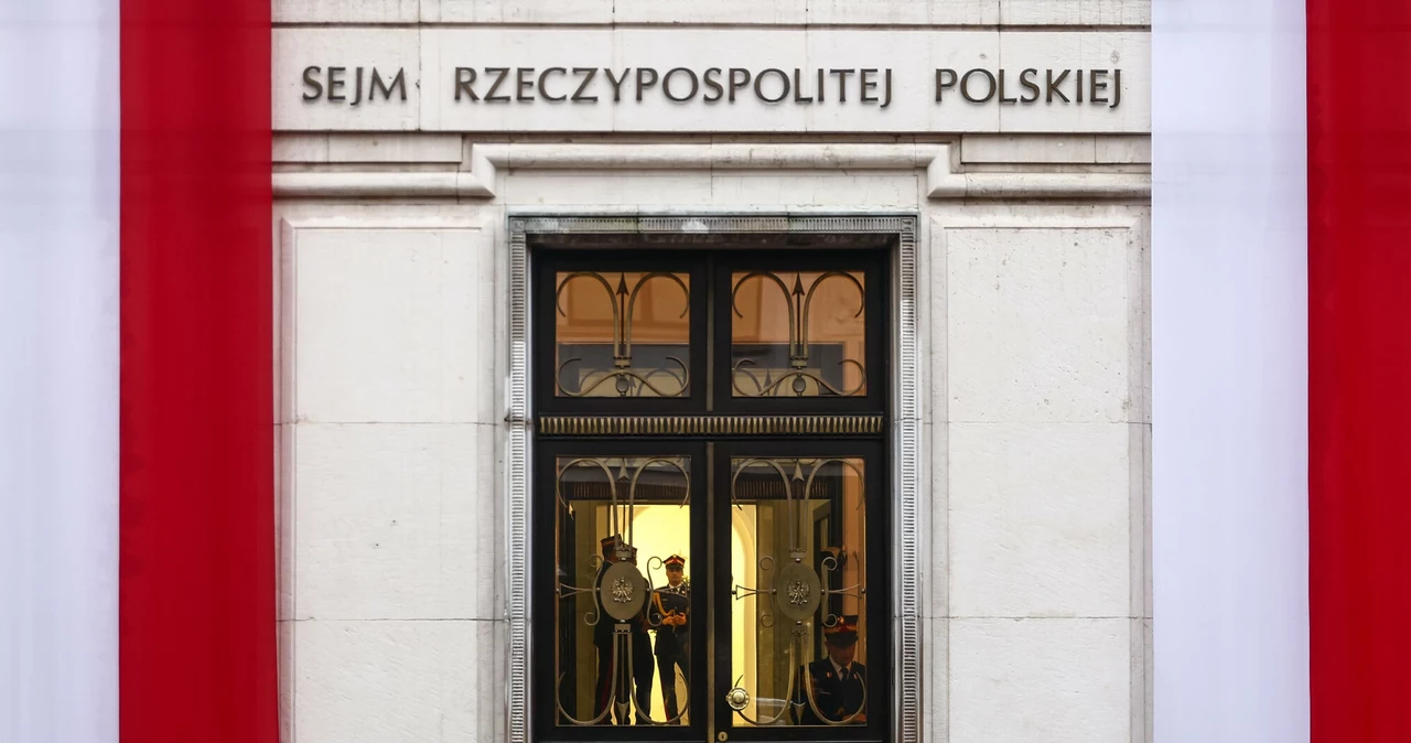 Populizm to nadużywanie publicznych pieniędzy w politycznej walce