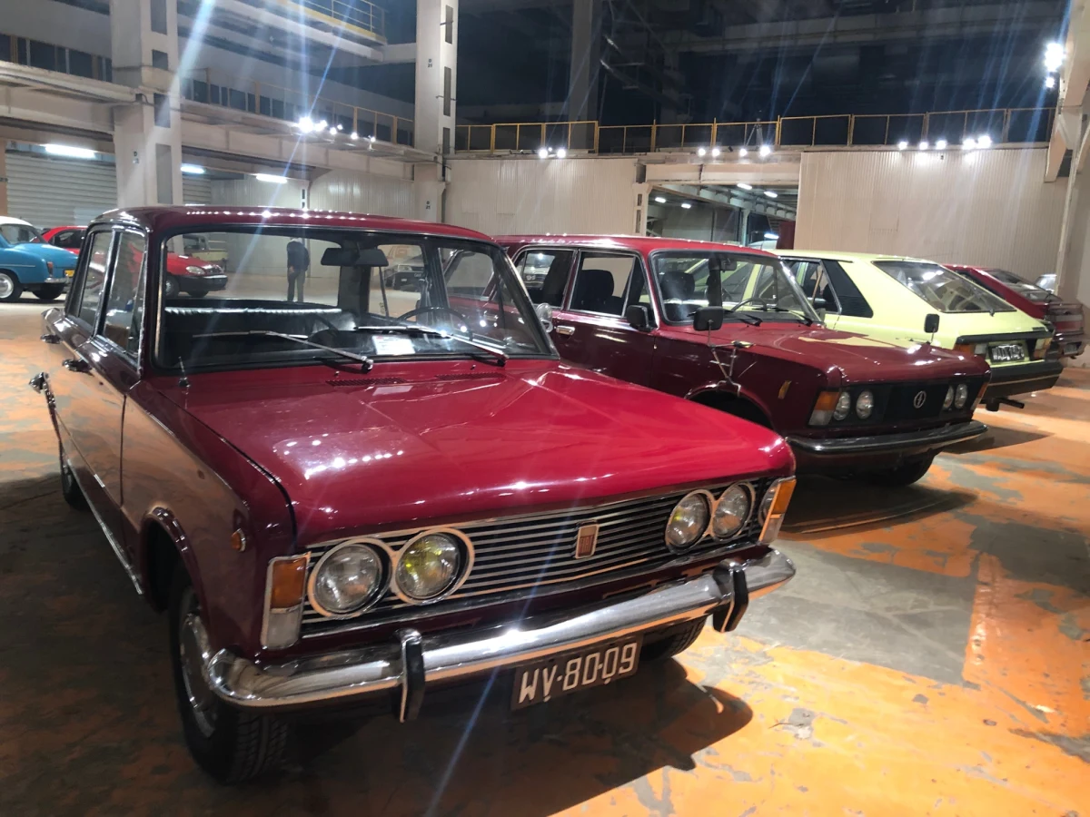 Ponad trzysta eksponatów, przede wszystkim zabytkowe samochody, można obejrzeć na wystawie dostępnej od najbliższego weekendu na warszawskim Żeraniu. Auta są prezentowane na terenie dawnej Fabryki Samochodów Osobowych. Tę wystawę odwiedził już reporter RMF FM Michał Dobrołowicz.

