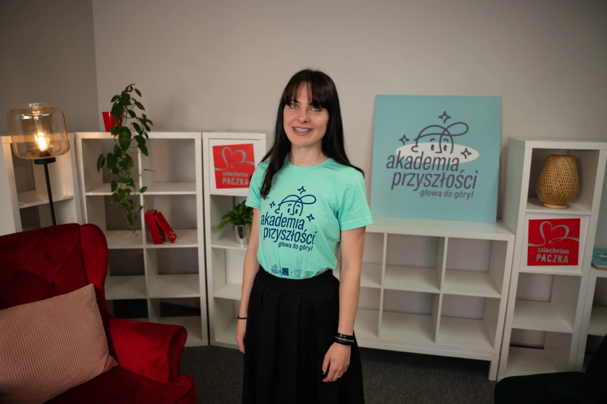 W życiu Martyny dużo się dzieje: studia, praca, praktyka, pasja, spotkania ze znajomymi. W takim natłoku zajęć czasem trudno się zatrzymać i zastanowić nad tym, co jest ważne. Martyna studiuje psychologię, pracuje jako korepetytorka języka angielskiego, odbywa praktyki psychologiczne, a ostatnio przebranżowiła się z nauczania angielskiego dzieci na nauczanie dorosłych. A w wolnych chwilach - tak, Martyna je znajduje - tworzy teksty literackie. Mimo że 24-latka jest dość zajęta, to udało jej się znaleźć czas na pomaganie - Wolontariat w Akademii Przyszłości pozwala zatrzymać się na chwilę i zapomnieć o chaosie życia codziennego. Pomaga spojrzeć na świat z innej, często już dawno zapomnianej, perspektywy - mówi wolontariuszka.