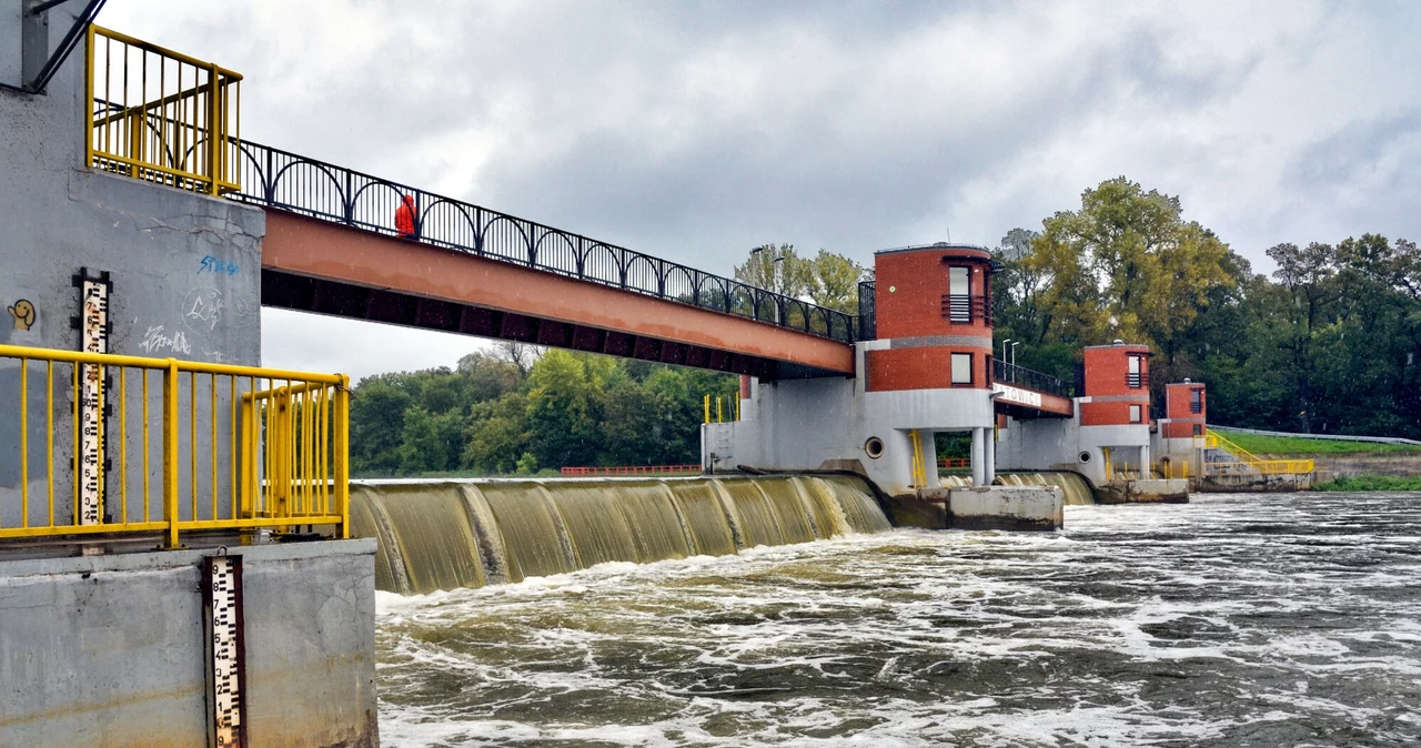 Pojawiają się kolejne alerty IMGW najwyższego stopnia. Czerwone ostrzeżenia obowiązują już w czterech województwach na południu i południowym wschodzie. Na zdjęciu zrzut wody z Jazu Opatowickiego na Odrze we Wrocławiu