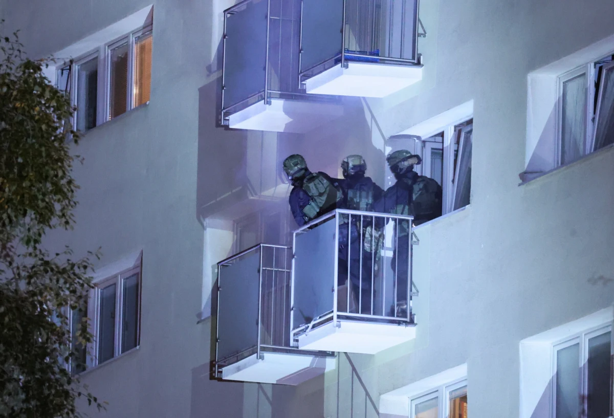 ​19-latek z Ukrainy, który zabarykadował się w mieszkaniu na warszawskich Bielanach i groził pistoletem, zostanie deportowany - dowiedział się reporter RMF MAXX Przemysław Mzyk. Ukrainiec będzie miał 3-letni zakaz wjazdu na teren Polski.