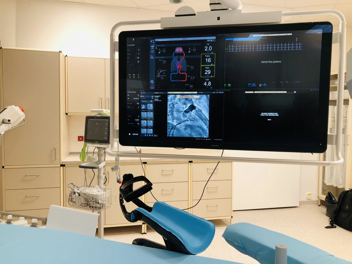 Sztuczna inteligencja pozwala wyprzedzić chorobę, a nowy angiokardiograf to większa precyzja diagnostyki - takie narzędzia mają do dyspozycji lekarze w łódzkim szpitalu im. Biegańskiego. Najnowsza technika pozwala leczyć takich pacjentów, których jeszcze niedawno nie można by położyć na stole operacyjnym.