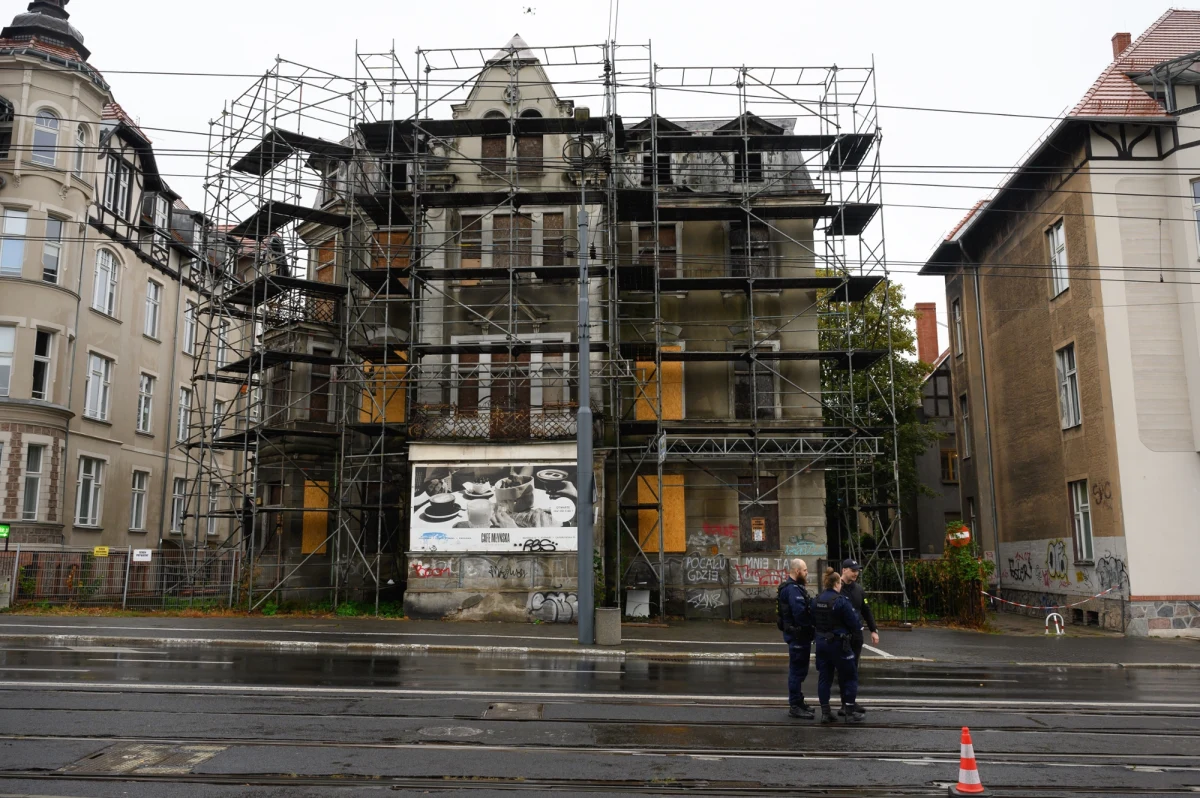 Strażacy odebrali zgłoszenie o możliwości zawalenia niezamieszkanej kamienicy przy ul. Roosevelta w Poznaniu. Z sąsiednich budynków ewakuowano 33 osoby. Powiatowy inspektor nadzoru budowlanego zdecydował, że budynek zostanie rozebrany.