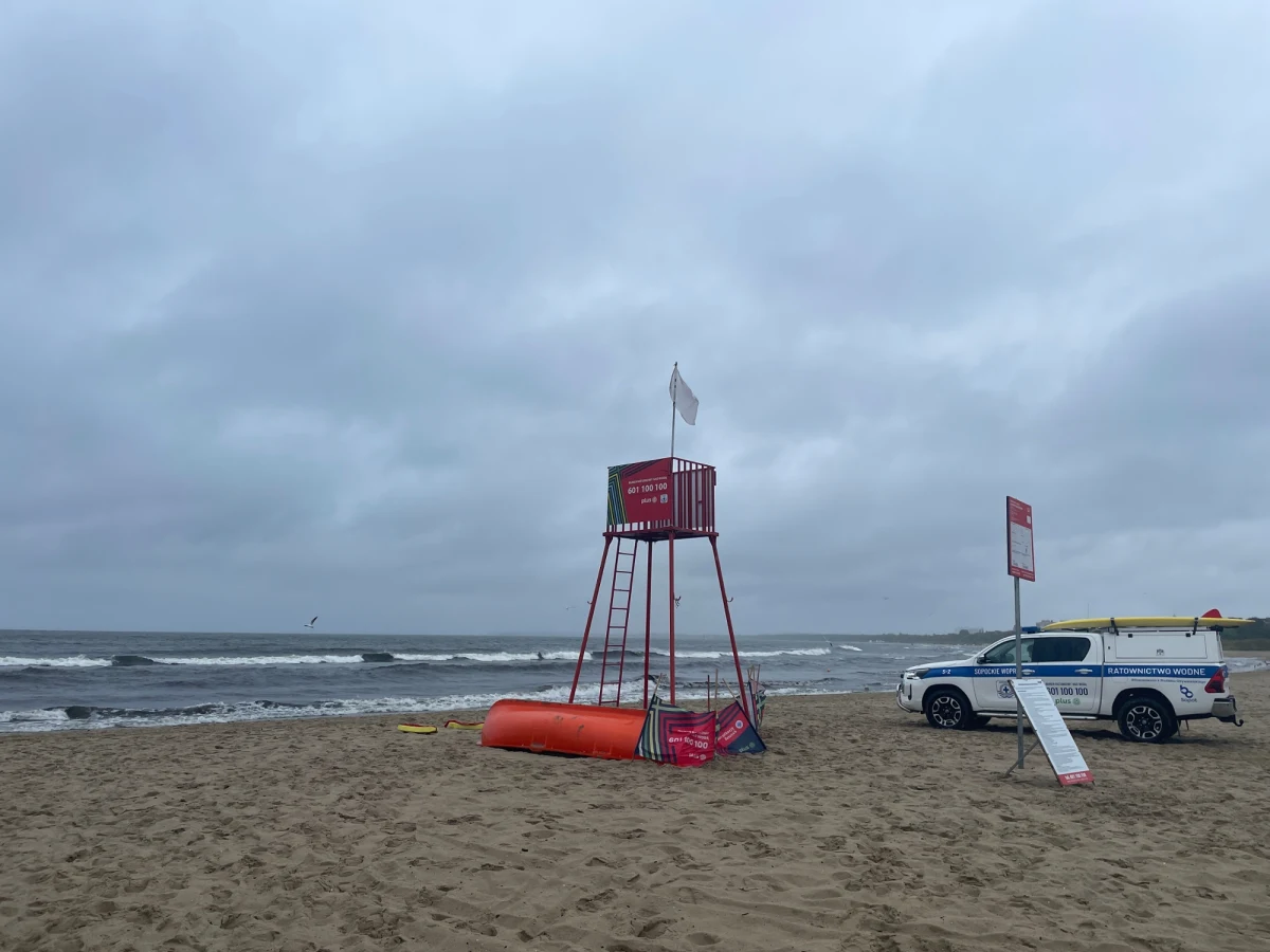 Ostatnie stanowisko ratownicze i ostatni ratownicy wodni w Trójmieście stacjonują na plaży w Sopocie przy molo. Po wyjątkowo pracowitych i upalnych tygodniach, dziś na deszczowej plaży i przy wzburzonym morzu oczekują końca sezonu.