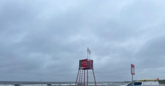 Ostatnie stanowisko ratownicze i ostatni ratownicy wodni w Trójmieście stacjonują na plaży w Sopocie przy molo. Po wyjątkowo pracowitych i upalnych tygodniach, dziś na deszczowej plaży i przy wzburzonym morzu oczekują końca sezonu.