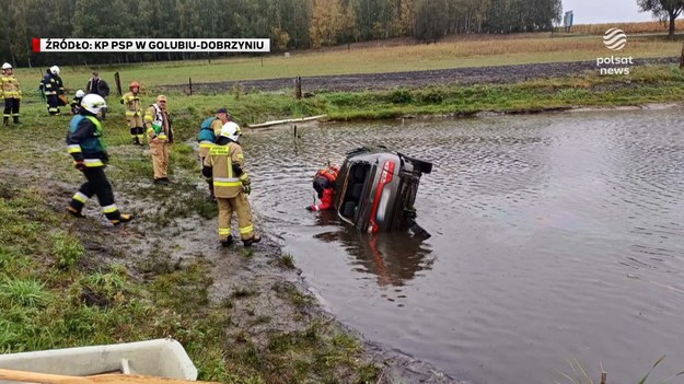 Dramatyczny wypadek w Sokoligórze w województwie kujawsko-pomorskim. Zginęła młoda 25-cioletnia kobieta, której auto zderzyło się z łosiem. Zwierze nagle wbiegło na jezdnię. Leśnicy ostrzegają, że trwa okres godowy i na łosie, które przebywają spore odległości, trzeba szczególnie uważać. Samiec może ważyć nawet 3/4 tony. W zderzeniu z nim kierowca nie ma żadnych szans.