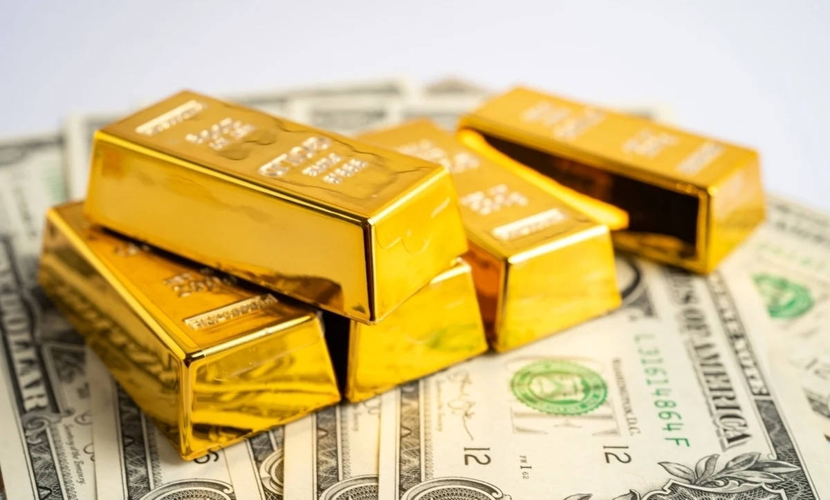 Ceny złota znów biją historyczne rekordy. Uncja kosztuje na giełdzie już ponad 2580 dolarów, czyli o 35 proc. więcej niż przed rokiem. Można na tym sporo zarobić.