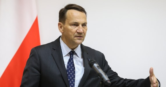 "Sprawy ekshumacji ofiar zbrodni wołyńskiej nie należy traktować jako sprawy politycznej czy przedmiotu jakichś targów" - powiedział w Kijowie Radosław Sikorski. "Zginęło 100 tysięcy ludzi. Szczątki tych ludzi domagają się chrześcijańskiego pochówku. To jest obowiązek, a nie kwestia polityczna" - dodał minister spraw zagranicznych po spotkaniu ze swoim ukraińskim odpowiednikiem Andrijem Sybihą.