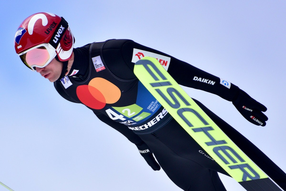 Kamil Stoch dzięki skokowi na odległość 128 m zajął szóste miejsce w prologu, rozegranym zamiast kwalifikacji do sobotniego konkursu Letniej Grand Prix w skokach narciarskich w Wiśle-Malince. Pierwsze miejsce zajął Norweg Johann Andre Forfang, który wylądował na 129,5 m.