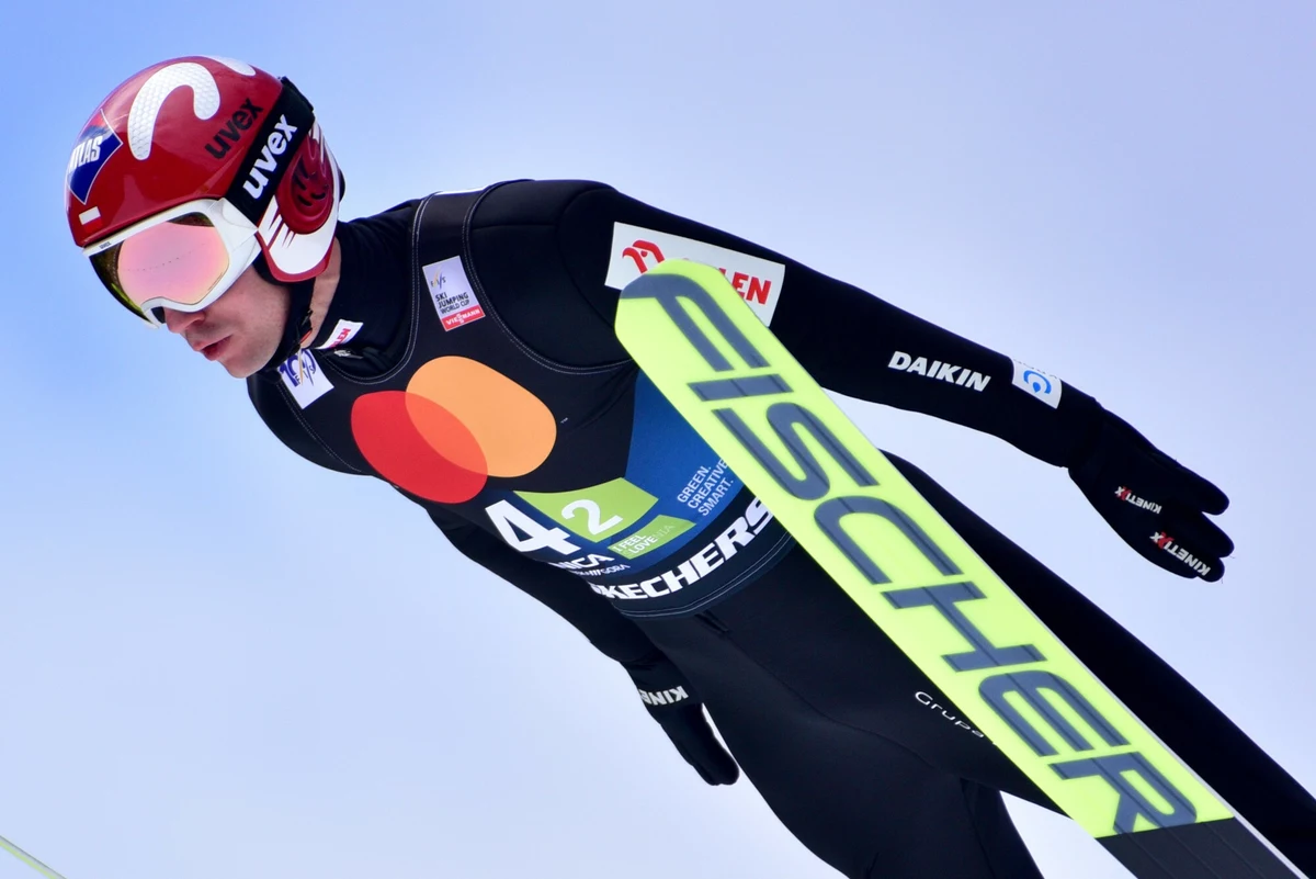Kamil Stoch dzięki skokowi na odległość 128 m zajął szóste miejsce w prologu, rozegranym zamiast kwalifikacji do sobotniego konkursu Letniej Grand Prix w skokach narciarskich w Wiśle-Malince. Pierwsze miejsce zajął Norweg Johann Andre Forfang, który wylądował na 129,5 m.