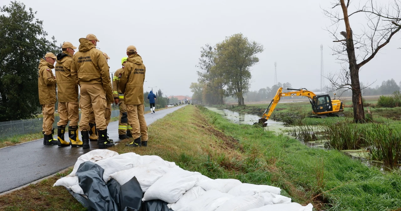 Strażacy umacniają wały przeciwpowodziowe 