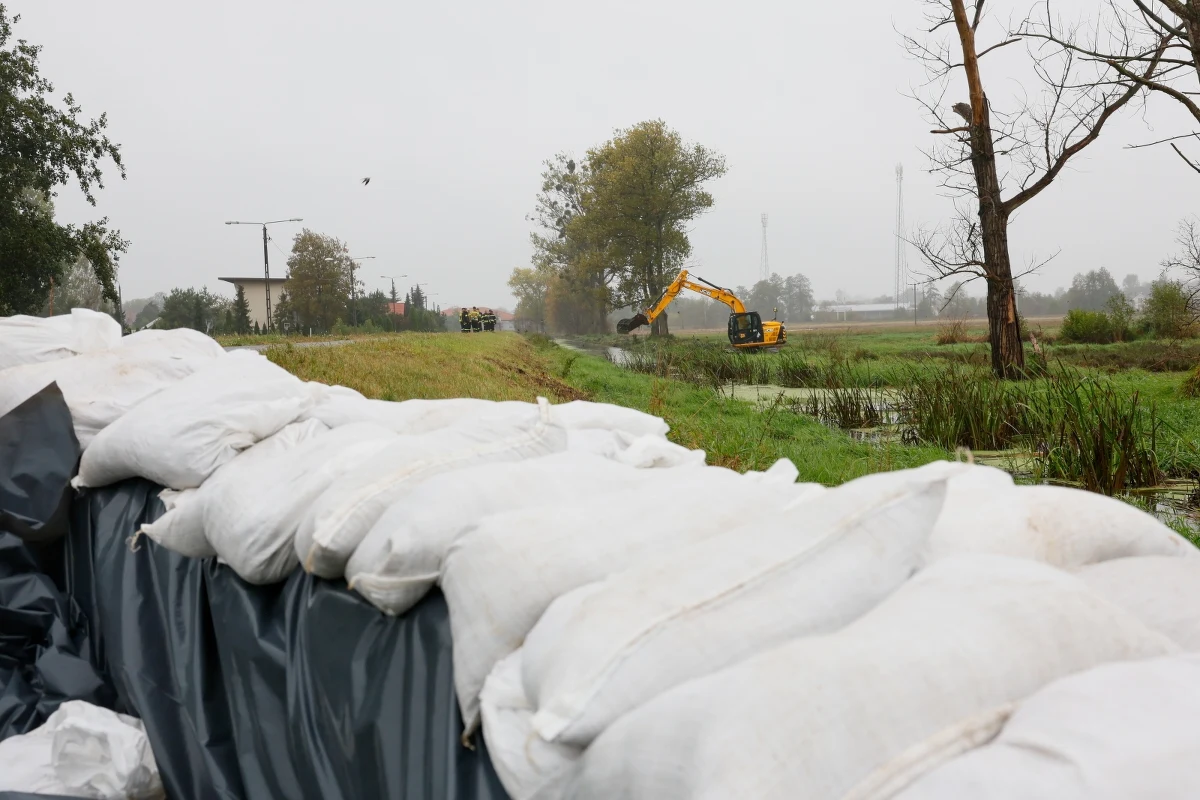 Z taką sytuacją nie mieliśmy już do czynienia od dawna. Ze względu na niż genueński Boris i związane z nim ulewne opady deszczu, mieszkańcy południowej Polski zmagają się z podtopieniami, zalaniami, pojawiło się zagrożenie powodziowe. Instytut Meteorologii i Gospodarki Wodnej ostrzegł, że lokalnie może spaść nawet 380 litrów wody na metr kwadratowy. Sprawdź, gdzie obecnie pada najmocniej.