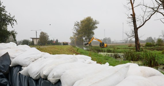 Z taką sytuacją nie mieliśmy już do czynienia od dawna. Ze względu na niż genueński Boris i związane z nim ulewne opady deszczu, mieszkańcy południowej Polski zmagają się z podtopieniami, zalaniami, pojawiło się zagrożenie powodziowe. Instytut Meteorologii i Gospodarki Wodnej ostrzegł, że lokalnie może spaść nawet 380 litrów wody na metr kwadratowy. Sprawdź, gdzie obecnie pada najmocniej.