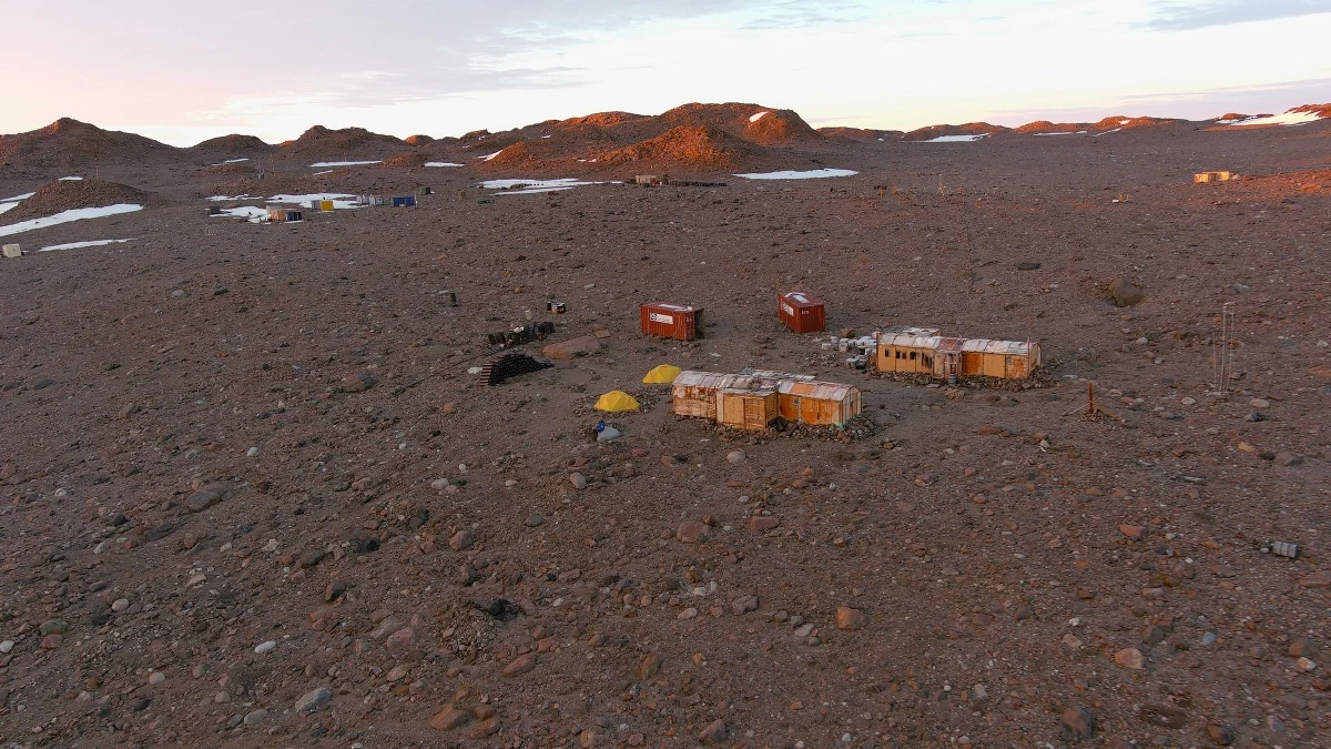 Około 200 kilogramów skalnych próbek przywieźli z Antarktydy polscy badacze. Naukowcy z Instytutu Geofizyki Polskiej Akademii Nauk prowadzili tam badania geologiczne, które mają pozwolić ustalić wiek geologiczny Ziemi. 