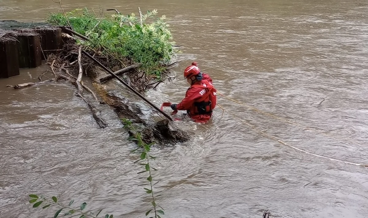 "Sytuacja wygląda źle. Stan rzeki i prognozy co do jej stanu na podstawie tego, co otrzymujemy od strony czeskiej, są cały czas złe" - powiedział w sobotę rano minister spraw wewnętrznych i administracji Tomasz Siemoniak podczas obrad sztabu kryzysowego w Nysie. Najtrudniejsza sytuacja jest w powiecie nyskim, zagrożony powiat kłodzki. W nocy zarządzono ewakuację z Głuchołaz i wsi Morów.