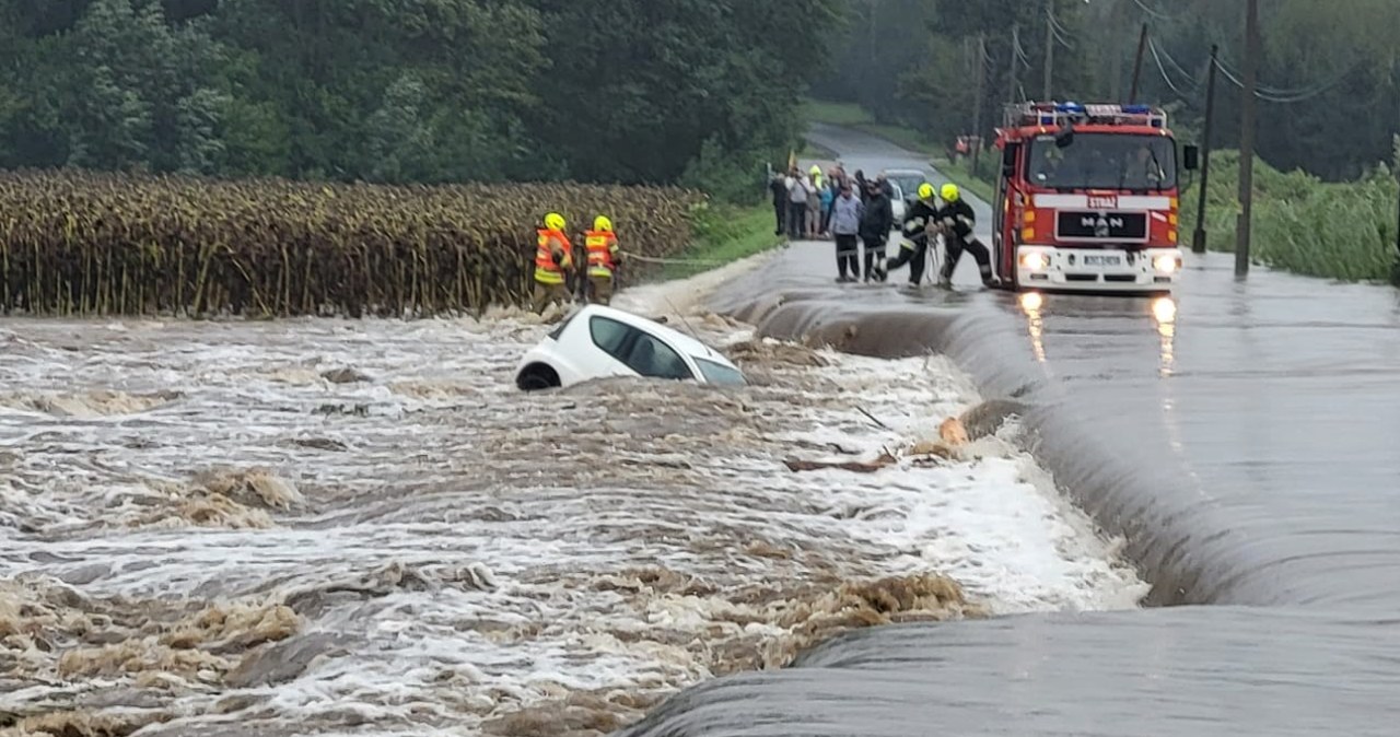  Dramatyczna akcja ratunkowa. Woda porwała auto z kobietą