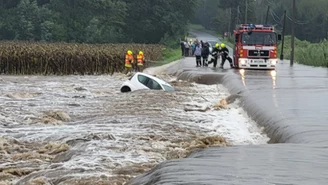 Dramatyczna akcja ratunkowa. "W aucie utknęła kobieta"