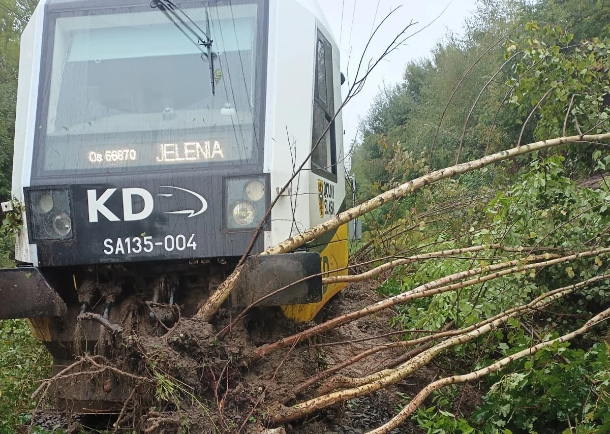 Intensywny deszcz spowodował podmycie torów kolejowych i problemy z ruchem pociągów na Dolnym Śląsku i Opolszczyźnie. Autobusy zastępują pociągi m.in. na trasie Jelenia Góra - Szklarska Poręba.