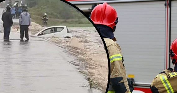 Dramat w Kałkowie w woj. opolskim. W aucie utknęła kobieta, woda odcięła jej możliwość ucieczki - podał portal remiza.pl. Wszystko na szczęście skończyło się dobrze.