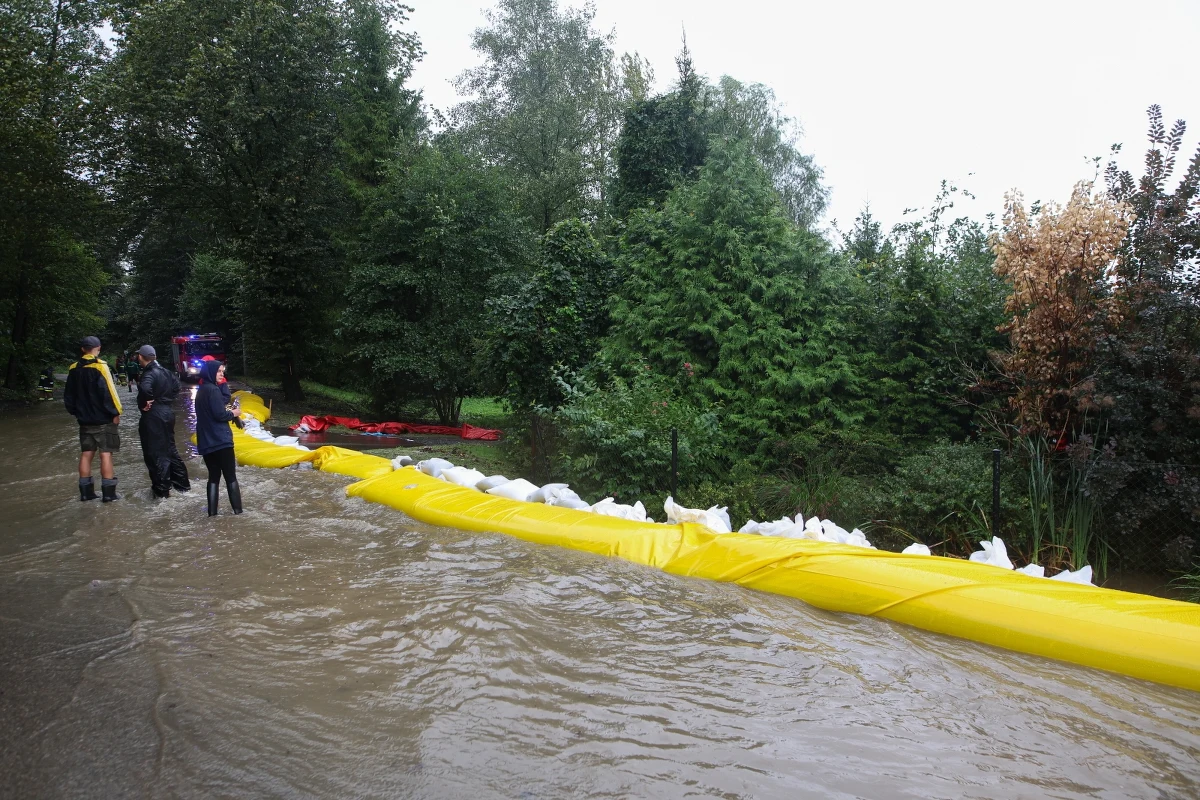 Polsko-czeskie przejście graniczne w Gołkowicach w gminie Godów (powiat wodzisławski) zostało zamknięte do odwołania po tym, jak po czeskiej stronie wylała rzeka Piotrówka. Zamknięte zostało również przejście graniczne w Marklowicach Górnych w gminie Zebrzydowice. Nie da się przejechać na jednośladach także przez przejście w Skrbeńsku.