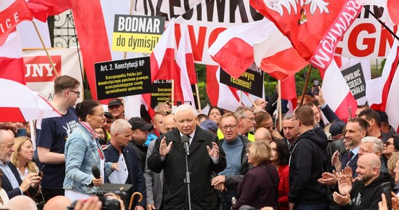 Prawo i Sprawiedliwość w sobotę protestuje przed Ministerstwem Sprawiedliwości w Warszawie pod hasłem "StopPatoWładzy". Prezes PiS Jarosław Kaczyński zaznaczył, że protest odbywa się w szczególnej chwili, gdy w areszcie przebywa ksiądz Michał Olszewski. Lider prawicy mówił także o tym, jakiego kandydata na prezydenta potrzebuje jego stronnictwo.