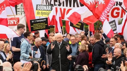 Protest PiS przed Ministerstwem Sprawiedliwości. Kaczyński: Ksiądz Olszewski symbolem