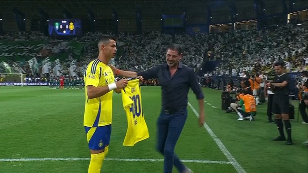 Al Ahli straciło wyrównanie w doliczonym czasie gry w piątkowy wieczór, ponieważ gol Bassama Al-Hurayji doprowadził do remisu 1-1 z Al Nassr w Saudi Pro League.

Po bezbramkowych 57 minutach, to goście przełamali impas - Franck Kessie zdobył swoją pierwszą bramkę w sezonie potężnym strzałem z krawędzi boiska, który poleciał w prawy górny róg.

Chociaż Al Nassr miał kilka szans w ostatnich dziesięciu minutach, ostatecznie wyrównał w 90+9 minucie dzięki bramce Al-Hurayji.

Wynik ten plasuje zespół Luisa Castro na 6. miejscu z pięcioma punktami po dwóch meczach, podczas gdy Al Ahli ma jeden punkt straty do 9. miejsca.


Źródło: Associated Press