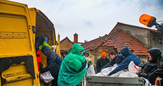 Władze Czech ostrzegają przed powodzią stulecia. Marszałek województwa morawsko-śląskiego w związku z sytuacją powodziową wprowadził stan zagrożenia. Największe obawy dotyczą austriacko-węgiersko-słowackiego trójkąta granicznego. W województwie morawsko-śląskim w Czechach ewakuowano 120 pacjentów ze szpitala w Boguminie. Z kolei burmistrz miasta Opawy poinformował wieczorem o rozpoczęciu ewakuacji kilku tysięcy mieszkańców. Niebezpiecznie jest też w Niemczech, Austrii i na Słowacji. 