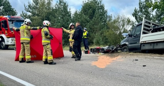 Nie żyje 58-letni kierowca motocykla po czołowym zderzeniu z samochodem dostawczym z otwartą paką. Do tragicznego wypadku doszło na zakręcie w miejscowości Parchowski Młyn w powiecie bytowskim na Pomorzu. 