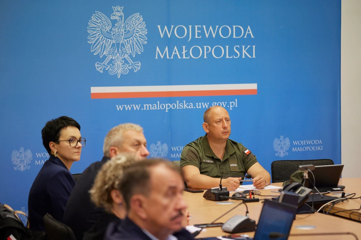 W 28 miejscach w Krakowie można odbierać worki z piaskiem - poinformował krakowski magistrat. W ciągu ostatnich 6 godzin spadło tu ponad 40 mm wody. Miejscowe podtopienia występują w całej Małopolsce. Zalane są piwnice i drogi. Mimo że około godz. 14 opady ustały, sytuacja jest nadal bardzo poważna. 