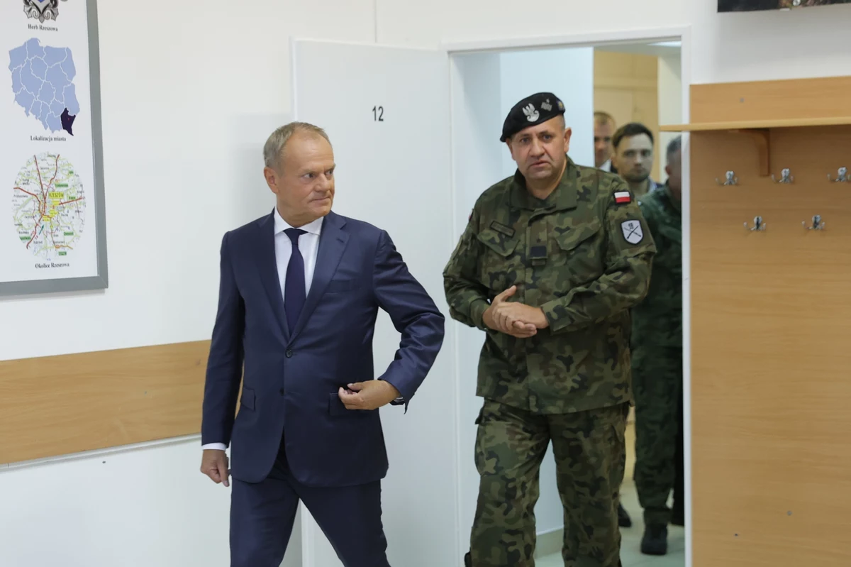 "Przed nami krytyczna noc, konieczna pełna mobilizacja" - napisał na X premier Donald Tusk przed odprawą w Nysie. Zaapelował do mieszkańców terenów zagrożonych zalaniem o współpracę ze służbami przy ewakuacji. "Tej nocy i być może przez część niedzieli opady będą rekordowe" - powiedział szef rządu.