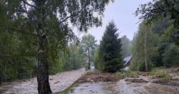 Czeskie służby szukają trzech osób, które - wraz z autem - porwała wzburzona rzeka, która wylała w wyniku intensywnych opadów. Samochód wpadł do wody we wsi Lipová koło miasta Jesionik, niedaleko granicy z Polską. Marszałek województwa morawsko-śląskiego, Josef Bielica, już kilka godzin wcześniej wprowadził tam stan zagrożenia. Czeska policja poinformowała, że w samochodzie były cztery osoby, ale jednej udało się wydostać na brzeg.