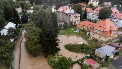 Wzbierają rzeki na Śląsku, niespokojna noc w Kłodzku 