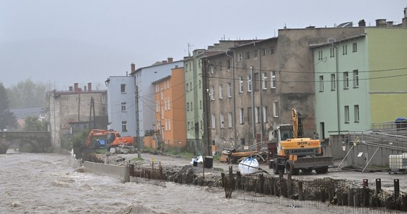 Wojewoda dolnośląski Maciej Awiżeń zwołał w sobotę wieczorem konferencję prasową, na której przedstawił najnowsze informacje związane z sytuacją powodziową w regionie. Samorządowiec wyliczył m.in., z których miejscowości i ile osób zostało do tej pory ewakuowanych.