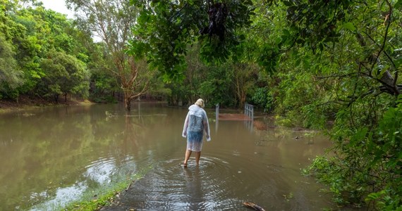 Kobieta została porażona przez prąd w Kaczycach w Śląskiem, gdy prawdopodobnie próbowała sama wypompować wodę z posesji. "Została przewieziona do szpitala na badania" - podał w sobotę wieczorem rzecznik cieszyńskich strażaków st. asp. Jakub Maciążek.