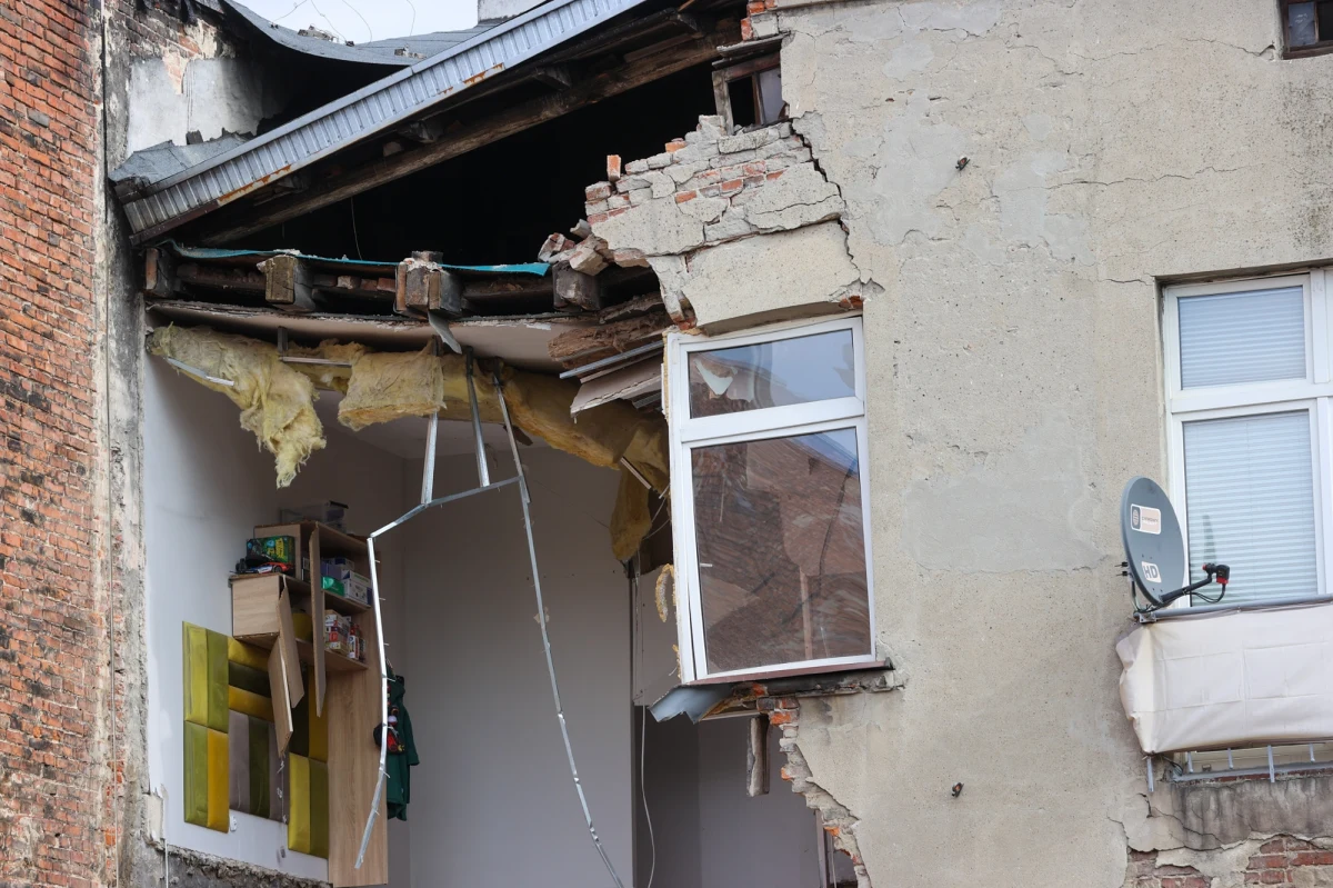 Zawaliły się stropy w oficynie kamienicy przy al. 1 Maja 23 w Łodzi - taką informację dostaliśmy od słuchacza na Gorącą Linię RMF FM w sobotę tuż po godz. 22. Informacje potwierdziła straż pożarna. Parę dni temu zawaliła się ściana oficyny oraz zapadła się podłoga w mieszkaniu na parterze. Mieszkańcy zostali ewakuowani już wcześniej. Pod kamienicą pracowała tarcza TBM "Katarzyna", która drążyła w Łodzi tunel średnicowy. 