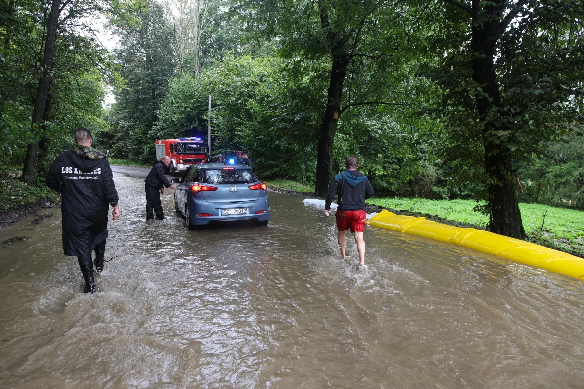 Pięć osób ewakuowano dotychczas w woj. śląskim w związku z intensywnymi opadami deszczu: dwie w Rydułtowach i trzy w Zebrzydowicach - podała w sobotę wieczorem rzeczniczka śląskiej komendy PSP bryg. Aneta Gołębiowska.

