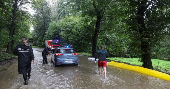 Pięć osób ewakuowano dotychczas w woj. śląskim w związku z intensywnymi opadami deszczu: dwie w Rydułtowach i trzy w Zebrzydowicach - podała w sobotę wieczorem rzeczniczka śląskiej komendy PSP bryg. Aneta Gołębiowska.

