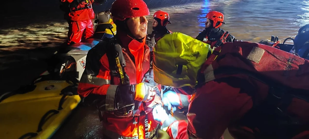 Po godzinie 1 w nocy zakończyła się akcja ratowania rodziny, która w Dzierżysławicach na Opolszczyźnie utknęła w samochodzie ze wszystkich stron otoczonym wodą. Ratownicy WOPR z Nysy ewakuowali rodziców, czwórkę dzieci i dwa psy.