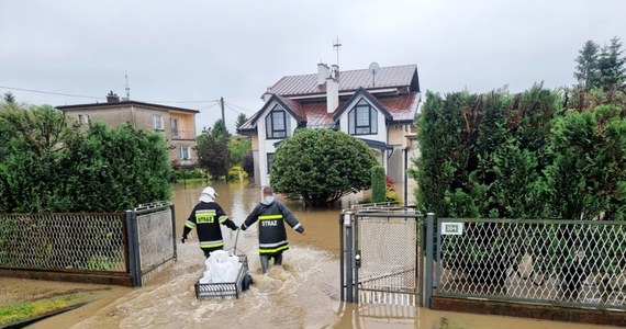 Na Śląsku wciąż intensywnie pada. Woda w rzekach przybiera tak gwałtownie, że lokalnie mogą wystąpić powodzie błyskawiczne. W nocy stacja hydrologiczna Żabnica na rzece Żabniczance zanotowała wzrost o 193 cm w ciągu zaledwie 10 min.