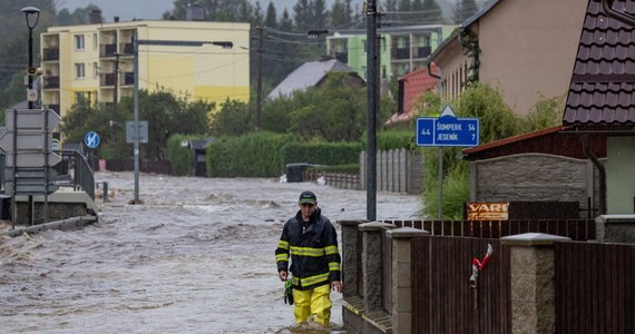 Kilka tysięcy osób musi opuścić swoje domy w Czeskim Cieszynie. Władze miasta zdecydowały nad ranem w niedzielę o rozpoczęciu ewakuacji dzielnicy położonej przy wzbierającej Olzie. Ewakuacja ma charakter prewencyjny, rzeka nadal jest w korycie.